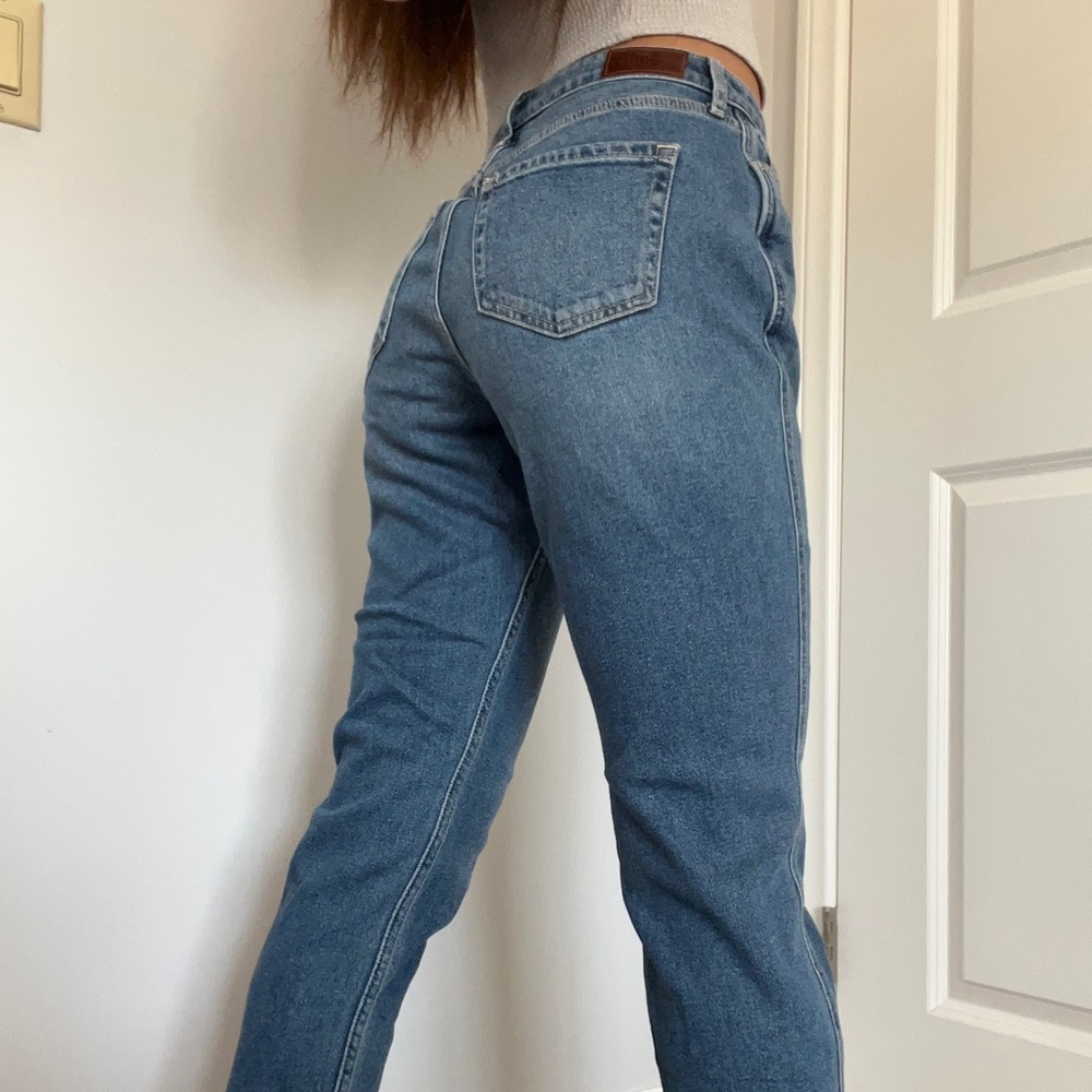 Hollister Curvy High-Rise Mom Jeans